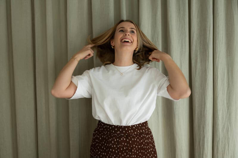 Fröhliches Portrait von Lisa Dworschak - Yoga Teacher und Mentorin für Frauen, die ihr Traumleben manifestieren wollen.