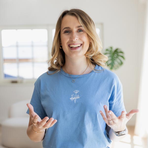 Ein fröhliches Portrait von Yoga Lehrerin Lisa Dworschak. Sie leitet Yoga Klassen hilft dir mit Masterclasses und im 1:1 Mentoring bewusst Manifestieren zu lernen und dein Leben in Fülle zu kreieren.